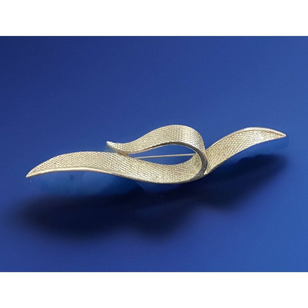 Vintage Signed Coro Pegasus Textured Silver-Tone Metal Retro Modernist Brooch